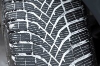 「アクティブトレッド」技術に加え、独自のトレッドデザインもウインター性能の向上に寄与。V字型および周方向に掘られたミゾが排水性・排雪性を高め、従来のオールシーズンタイヤより増量されたサイプ（細かい波状のミゾ）が、雪や氷に食いつく。