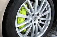 標準のタイヤサイズは、前が265/45ZR19、後ろが295/40ZR19となっている。