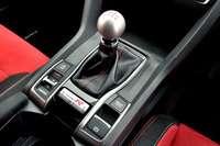 トランスミッションは6段MT。シフトノブはアルミ製。