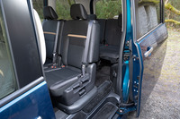 2列目シートを横スライドで右に押しやれば、シートを倒さなくても3列目へのアクセスが可能になる。