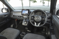 エクステリアとは一転して、インテリアは設計を刷新。ダッシュボードの下部を大きくえぐることで、助手席の足元には足を組めるほどの空間を確保した。