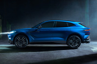 最高出力707PSの高性能モデル「アストンマーティンDBX707」が登場の画像