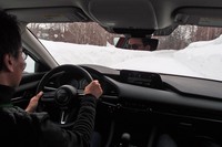 試乗コースを行く新型「マツダ3セダン」。「GVCプラス」のないFF車であれば不安を覚えそうな速度でも、安心して雪道を走らせることができた。