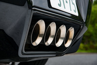 リアビューの大きなアクセントとなっている、4連装のセンター出しマフラー。日本仕様には「Z51パフォーマンスパッケージ」のハイパフォーマンスエキゾーストシステムが標準装備されており、エンジンの出力を466PSに高めている。