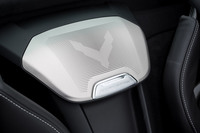 「コルベット」のエンブレムを模した、V字の意匠が目を引くスピーカー。日本仕様のコルベットには「Bose14スピーカーパフォーマンスシリーズサウンドシステム」が標準装備される。