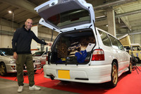 テールゲートを開けると“ミュージアム”になっていた。