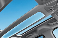 「ドブロ ローンチエディション」は5人乗りのドブロをベースに、小物収納付きの固定式ガラスルーフ「マジックトップ」を装備した特別仕様車。80台の台数限定で販売される。