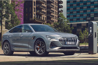 アウディは2026年をターゲットにEV専業ブランドとなることを表明。写真の「e-tronスポーツバック」のほか、スポーツカータイプの「e-tron GT」などのEVを矢継ぎ早に展開している