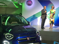 駐日イタリア共和国大使ジョルジョ・スタラーチェ氏（写真左）もステージに。フィアットがイタリアの歴史の一部であることを強調した。