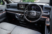 2つの液晶ディスプレイを水平方向にレイアウトしたインストゥルメントパネル。「アドバンスドドライブアシストディスプレイ」と呼ばれるメーターパネルは7インチ、ダッシュボードセンターに置かれた「NissanConnectナビゲーションシステム」のパネルは9インチサイズとなる。