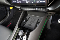 センターコンソールの前端にはスマートフォンのワイヤレスチャージャーが備わっている。これも蛇の図案入りだ。