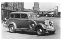 1934年型「ダッジ・セダン」。切り立ったフロントグリルに、個別に取り付けられたヘッドランプ、ボディーから独立したフェンダー、四角いキャビンなど、“空力ボディー”が登場する以前のクルマの典型的なスタイリングをしている。