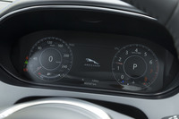 メーターパネルは液晶タイプ。エンジン回転計や速度計のレイアウトを好みのものに変更できる。