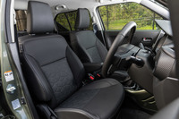 新グレード「ハイブリッドMF」のシートには、レザー調の合皮を採用。その他のグレードでは、シート表皮はファブリックとなる。