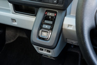 シフトセレクターはプッシュボタン式で、パーキングブレーキは足踏み式。室内幅の拡大を目的にドアアームレストが薄くなっているため、ウィンドウオープナーがダッシュボードに付いている。