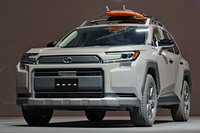 3つあるスタイルのうちの、「アドベンチャー」仕様のフロントまわり。上部のハンマーヘッドデザインに加えてバンパーの凸凹もあり、かなりビジーな印象だ。