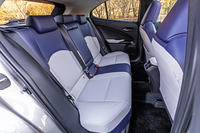 リアシートは広いとは言えないが、大人2人がストレスなく座れるスペースを確保していた。本革シートの表皮は、フロントシートに合わせたデザインとカラーリング。シートバックを前方に倒し、荷室を拡大することも可能だ。