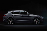 「ステルヴィオ ヴェローチェ」のサイドビュー。前後バンパーおよびサイドスカート、ホイールアーチ部分がボディー同色にコーディネートされている。