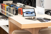 専門のトレーニングを受けたSVスペシャリストや上級テクニシャンが常駐し、「SV」モデルの販売やパーソナライゼーションなどの各種サービスに対応する。