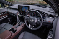 水平基調の立体的な造形が目を引くダッシュボード。センターに12.3インチの大型ディスプレイを配置している。「曲木（まげき）」に着想を得たというウッド調装飾やパイピングの加飾など、インテリアにはさまざまな工夫が盛り込まれている。