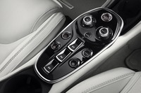 ギアセレクターはスイッチ式。走行モードの選択スイッチやエンジンの始動ボタンとともに、センターコンソールに集約されている。