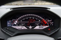 「CORSA」モード選択時のメーター。タコメーターのサイズは最大となり、Gメーターも表示される。