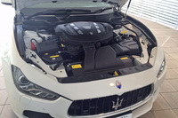 「マセラティ・ギブリ ディーゼル」のエンジンルーム。