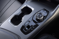 「インタラクティブマニュアルドライブ」はセンターコンソールの「M」ボタンで起動する。普段はステアリングパドルは回生ブレーキの強さのコントローラーとして機能するが、これをオンにするとエンジン車のシフトパドルのように使える。