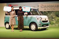 ダイハツでは、女性をメインターゲットとした車両を開発するため、女性社員を中心とした社内プロジェクトチームを発足。「ムーヴ キャンバス」の商品企画からリサーチなどに従事させている。