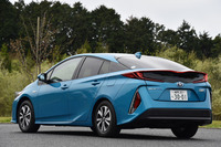 「プリウスPHV」のリアビュー。ノーマルの「プリウス」と大きく異なるデザインを採用することで、差別化が図られている。