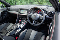 カーボンとアルカンターラでまとめられた前席はコックピットと呼ぶべき空間だ。ステアリングホイールには赤いセンターマークが入る。