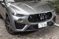 フロントまわりは、グロスブラックのグリルや、エンジンルームの放熱性を上げるエアアウトレット（ボンネット）が特徴。自動的に照射範囲を調節するフルマトリクスLEDヘッドライトも備わる。