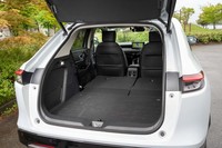 後席の背もたれをすべて倒したところ。座面がダイブダウンするため、完全にフラットなスペースとして利用できる。