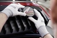 リアには特別な限定車であることを示すエンブレムも添えられる。