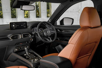 2代目「CX-5」に設定された特別仕様車「レトロスポーツエディション」のインテリア。レトロな雰囲気を醸し出すテラコッタカラーとスポーティーさを際立たせるブラックでインテリアがコーディネートされた。