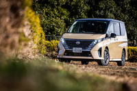 2024年10月に発表、同年11月に発売された「日産セレナe-POWER」の4WDモデル「e-4ORCE」。電動駆動4輪制御技術e-4ORCEを用いた車両としては「エクストレイル」「アリア」に続くラインナップとなる。