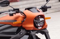 ヘッドランプ周辺にはビキニカウルタイプのカバーが装着される。