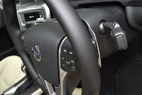 ステアリングの裏にはシフトパドルが備わる。