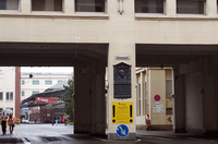 旧本社の正門を入ったところには、「アダム広場」というプレートとともに、今もアダム・オペルのレリーフが掲げられている。すでにオペルは建物の所有権を売却しているが、登記上の本社所在地は、いまなおここにある。