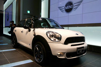 「MINIクーパーS クロスオーバー」。
クーパーSは、他グレードと異なり、ボンネットとフロントバンパーの間にエアインテークが設けられ、さらに下方にはブレーキ用のエアダクトが与えられる。