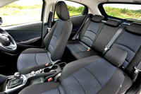 「13S」のインテリア。黒を基調に、ネイビーブルーのファブリックとクロムシルバーをコーディネートしている。シートの中央部にはユニークなエンボス加工が施されている。1.5ディーゼルのベースグレード「XD」もこの内装になる。