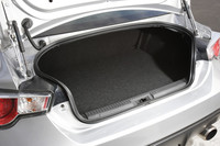 荷室。後席を倒すことで、ゴルフバッグなら2個、交換用の17インチタイヤなら4本を積み込むことができる。