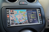 純正ナビは燃費計と連動しており、「エコスコア」なるドライバーの成績評価を行う機能も付いている。
試乗車に装着の日産オリジナルナビゲーション「HS310-W」はディーラーオプションで21万8300円。