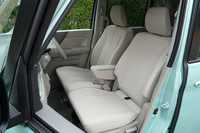 フロントシートはベンチ式で、全車に収納ボックス付きのセンターアームレストを装備。助手席のシートバックを倒せば、長さのある荷物を積むことも可能だ。