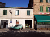 初代「フィアット・パンダ」（写真左）。いまだイタリア人に愛されるのは、その手入れの簡単さからに他ならない。