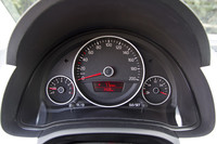 3つの丸型アナログメーター。中央のスピードメーターの中にはデジタル式のマルチファンクションディスプレイが組み込まれる。左がタコメーターで右は燃料計。