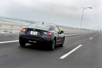 ディフューザーがリアビューを引き締める。高い位置に配置し、軽快な見栄えと空力性能を両立させた。