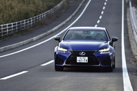 高剛性なボディーも「GS F」の自慢のひとつ。レーザー溶接やスポット打点の増し打ちに加え、構造用接着剤、レーザースクリューウェルディングなどを用いて強化している。