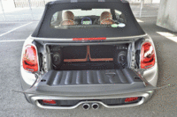 トランク容量は215リッター（オープン時は160リッター）。スルーローディング・システムというからくりが備わっており、開口部を拡大することができる。（クリックすると荷室のバリエーションが確認できます）