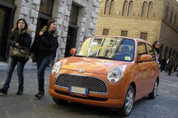 「トレビス（日本名：ミラジーノ）」。シエナの目抜き通り「バンキ・ディ・ソプラ」にて。